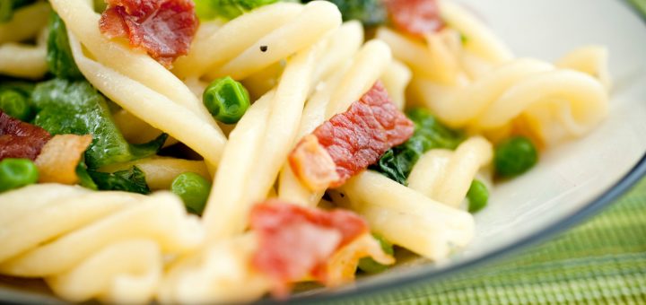 Pasta with Peas, Prosciutto, and Lettuce