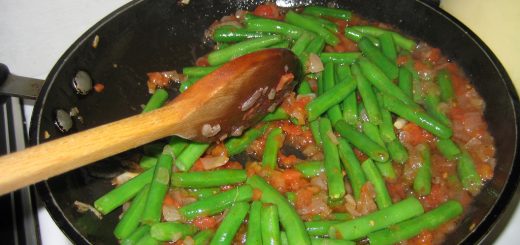 Sautéed Green Beans with Tomato and Garlic