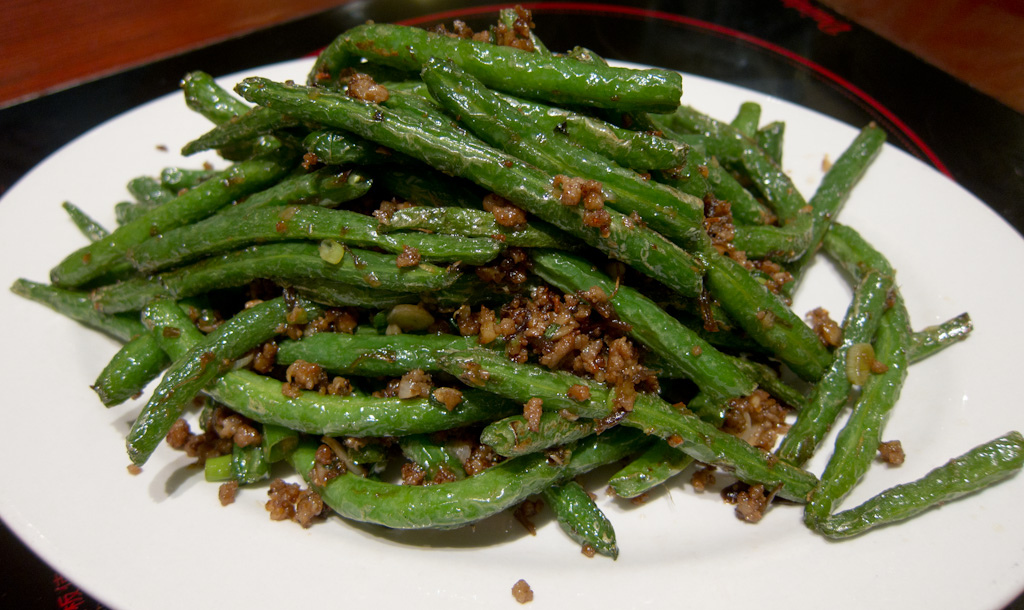 Green Beans with Walnut Parsley Sauce