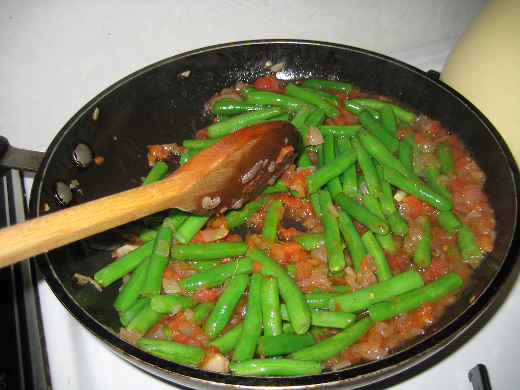 Sautéed Green Beans with Tomato and Garlic